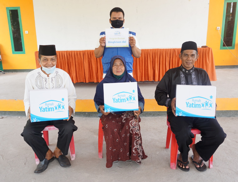 Rumah Yatim Berikan Bantuan Sarana Publik Mushola Nurul Hidayah dan Santunan Da’i Desa Pambang Pesis