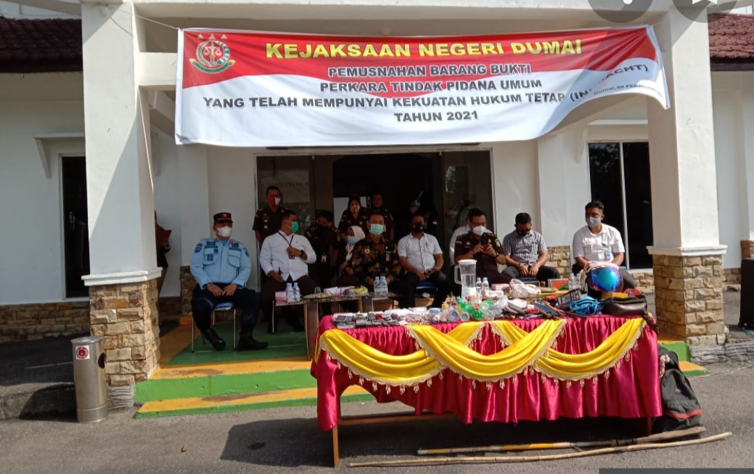 Kejari Dumai Gelar Acara Pemusnahan Barang Bukti Perkara Periode Juli - Desember
