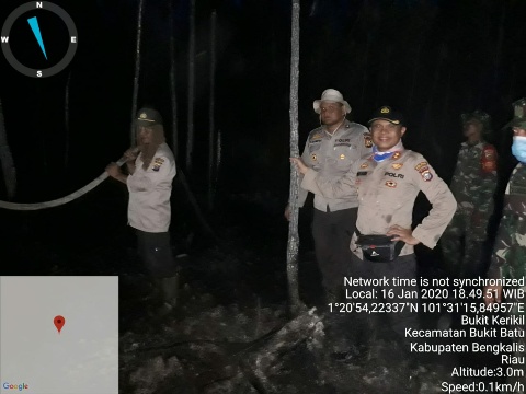 Polres Bengkalis Dan Koramil 04 Mandau Berjibaku Diarea Kebakaran Hutan Dan Lahan