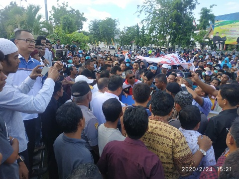 Ribuan Massa Gelar Aksi Damai Di Gedung Kantor DPRD Bengkalis