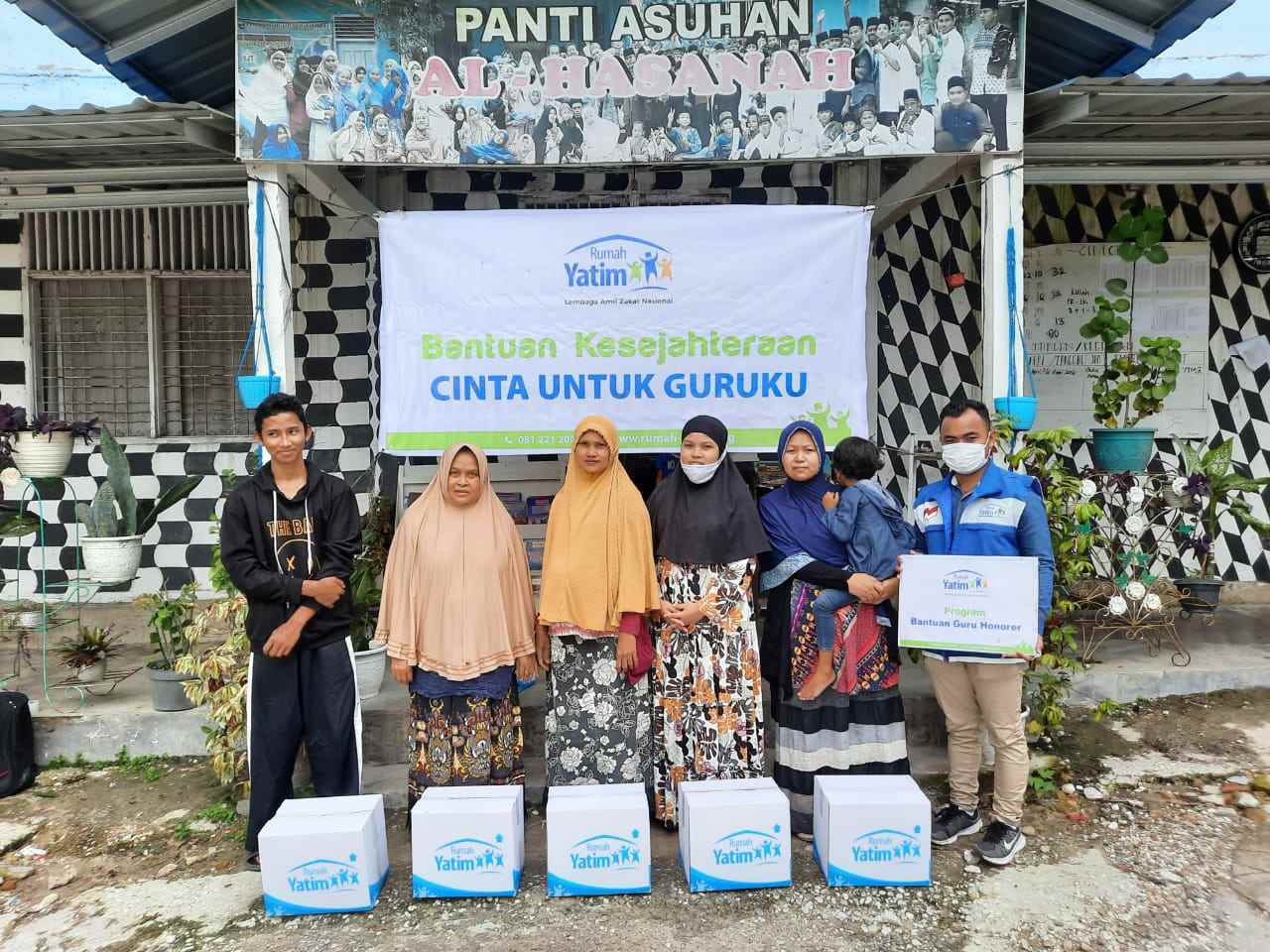 Bantuan Sarana Prasarana dan Bingkisan Guru untuk SD dan SMP Islam Al Hasanah