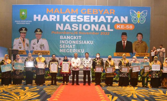 Bupati Kasmarni Terima Penghargaan Pencapaian Jaminan Kesehatan Semesta