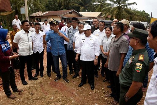 Jalan Gajahmada Ditinjau Bupati Bengkalis, Kami Minta Masyarakat Bersabar