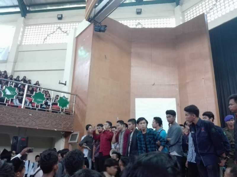 Heboh..Rektor Tampar Mahasiswa Serta Paksa Menyanyikan Mars NU