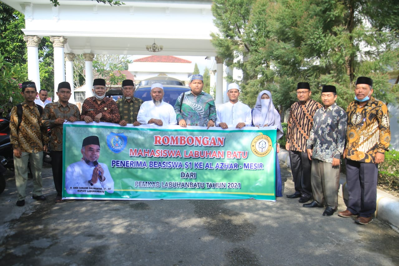 Bupati Labuhanbatu Serahkan Bea Siswa SI Kepada Tiga Putra-putri Terbaik Labuhanbatu