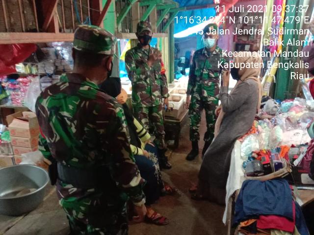 Serda Awaludin Cek Warga Pasar Guna Hindari Kerumunan dan Patuh 3 M C-19