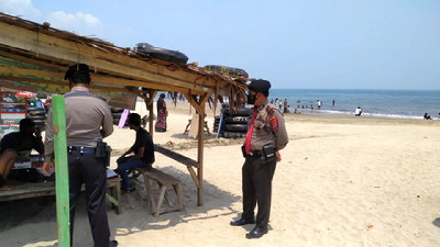 Patroli Pantai Wisata Carita dan Anyer, Ditpamobvit Polda Banten Imbau Prokes kepada Warga