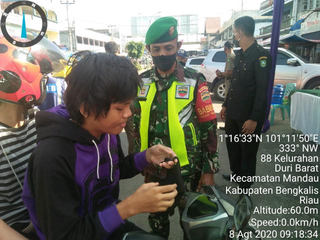 Babinsa Koramil 04/Mandau: Imbau, Wajib Masyarakat Gunakan Masker di Titik Keramaian