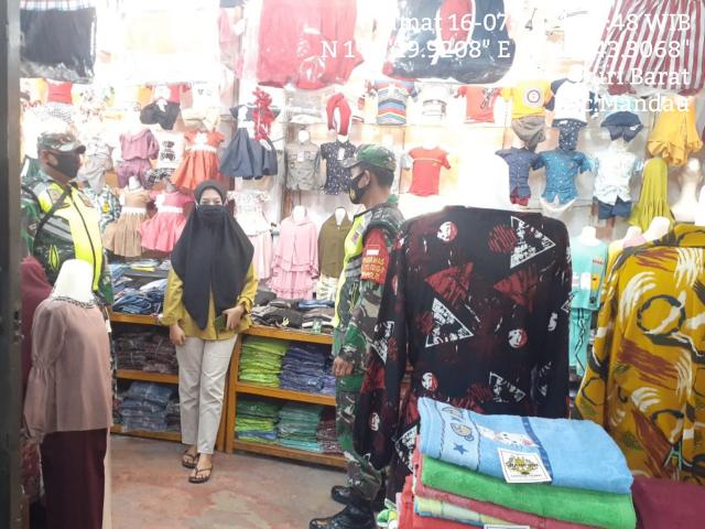 Terapkan Wajib 3 M Covid-19,,TNI Koramil 04/Mandau Himbau warga Pasar Patuh Protokol Kesehatan