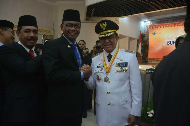 Bupati Rohil Hadiri dan Berikan  Ucapan Selamat Kepada Bupati dan Wakil Bupati Inhil