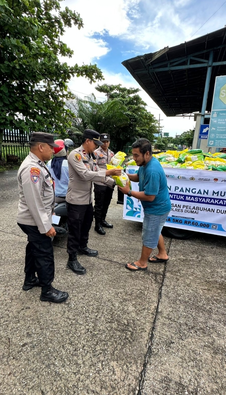 Polsek Kawasan Pelabuhan Dumai Gelar Operasi Pasar Pangan Murah, Disambut Antusias Oleh Masyarakat