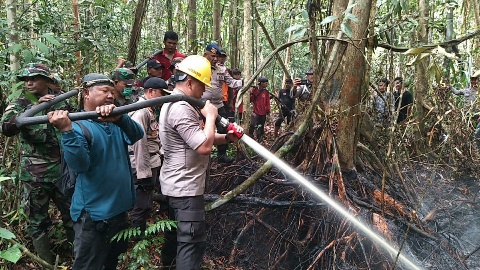 Tetesan Keringat Bercucuran Dibadan Kapolda Riau Tetap Semangat Padamkan Api