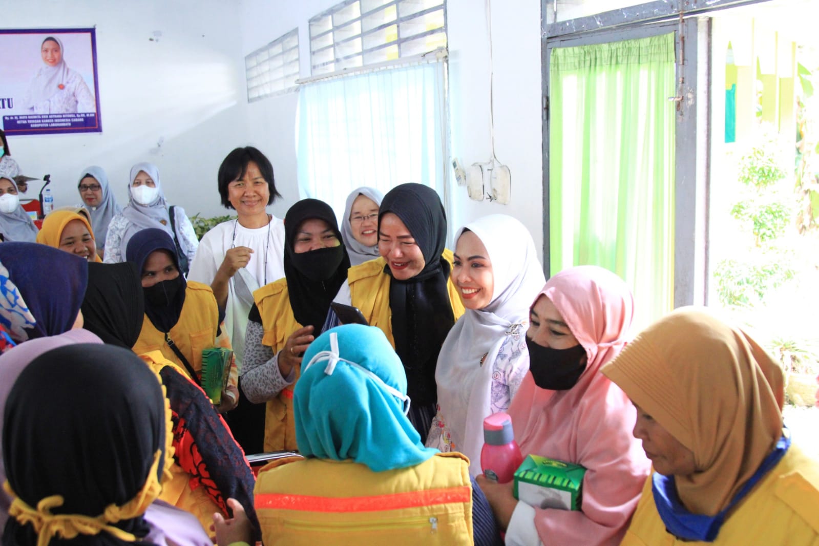 Peduli dengan Kesehatan Ibu - ibu Penyapu jalan, DLH Bekerjasama dengan YKI Labuhanbatu adakan Sosia