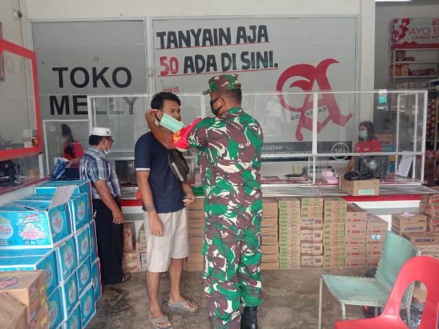Gerakan Berbagi Masker,, Babinsa Himbau Masyarakat Terapkan Protkes Cegah C-19 Omicron