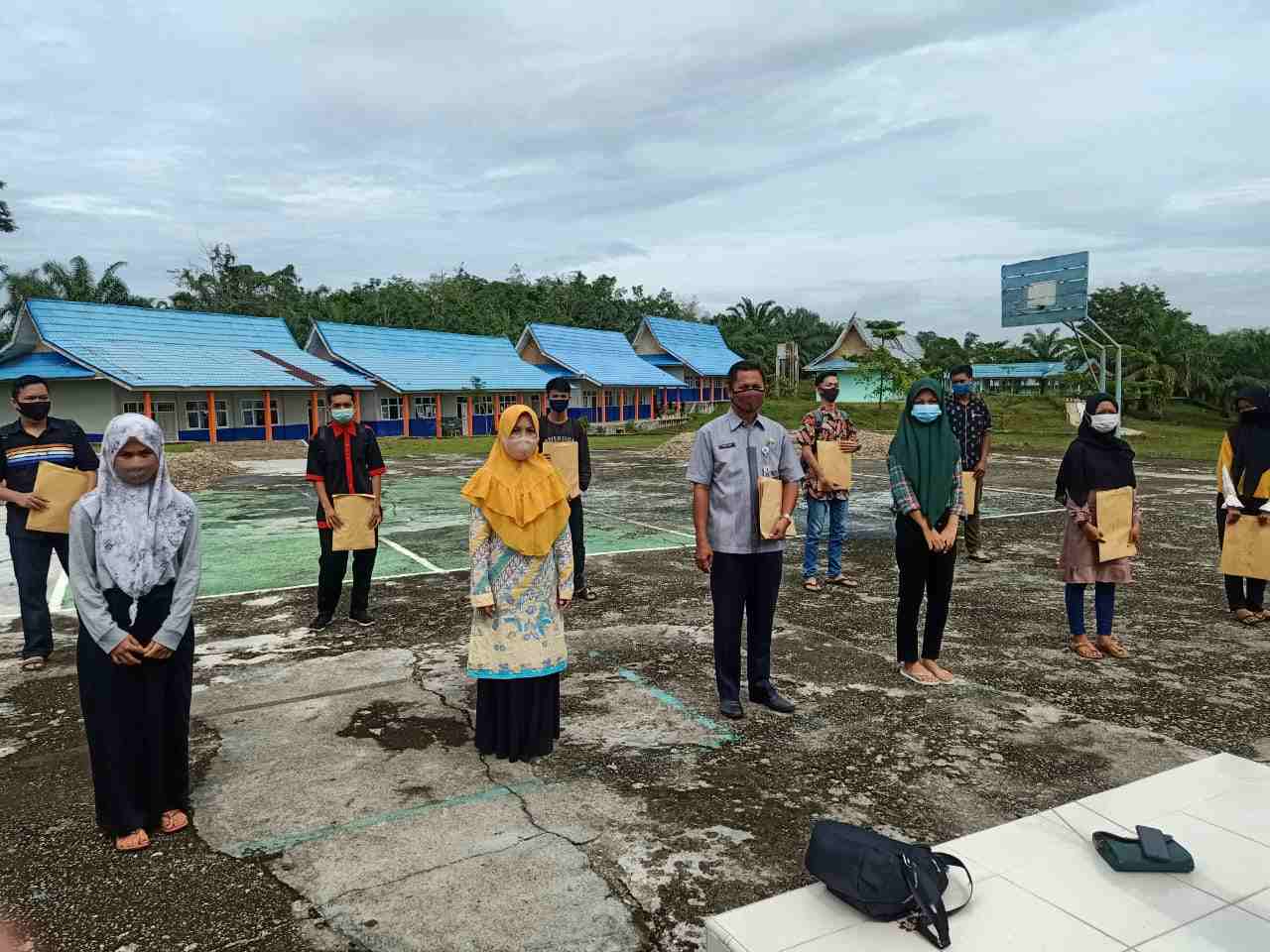 Tetap Patuhi Protokol Kesehatan,Siswa SMA Negeri 1 Rambah-Rokan Hulu Kembalikan Jawaban Ujian