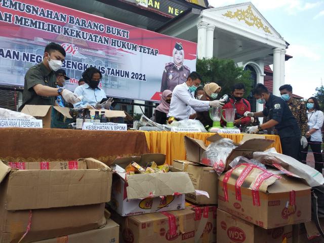 Kajari Bengkalis laksanakan Pemusnahan Barang Bukit dari 256 Perkara