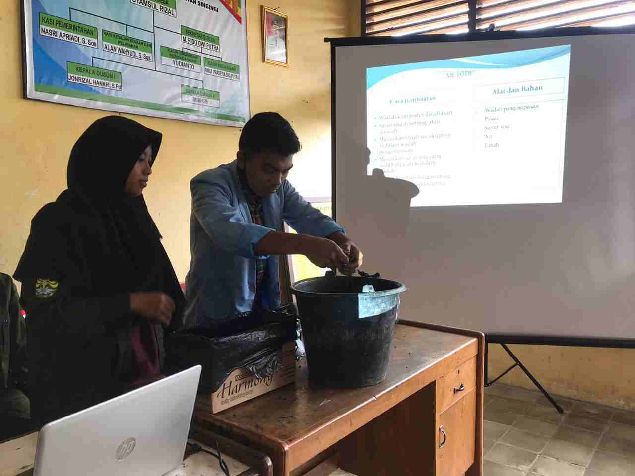 TIM KUKERTA BALEK KAMPUNG UNRI SOSIALISASIKAN PEMBUATAN PUPUK KOMPOS DAN PUPUK CAIR DARI LIMBAH PASA
