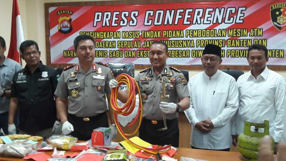 Kapolda Banten Laksanakan Press Conference Jaringan Pembobol ATM Lintas Daerah