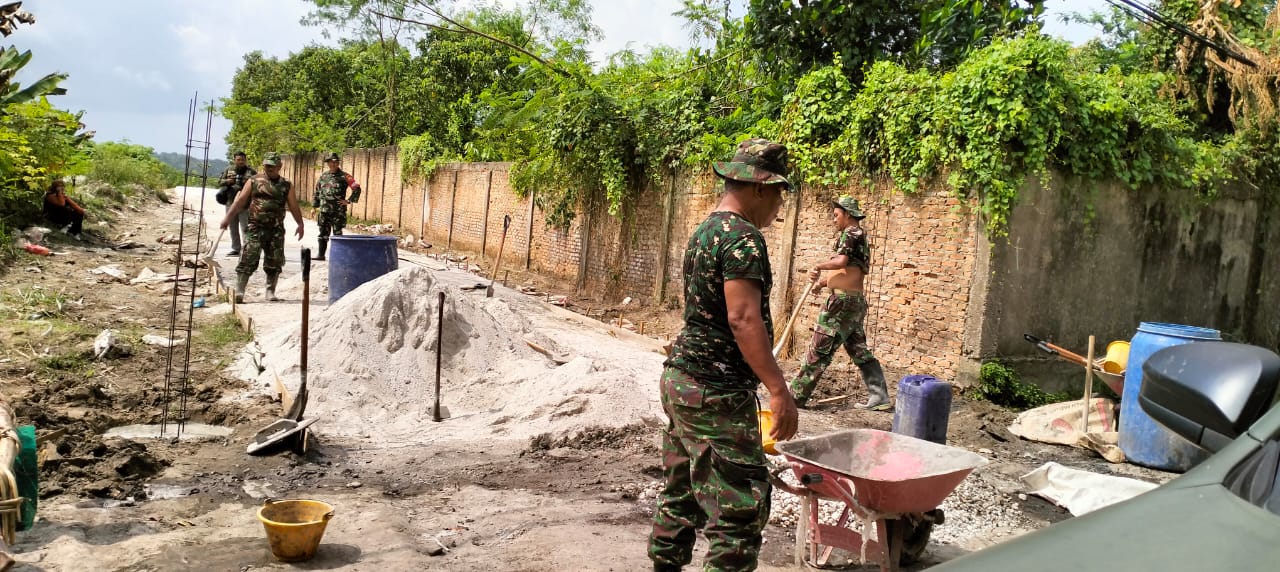 TMMD ke-114 Kodim 0301/PBR Bersama Warga Kel. Sialang Rampai Kerjakan Semenisasi Jalan