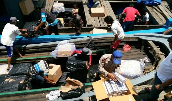 Polda Riau Sita Ratusan Kardus Rokok Ilegal asal Batam di Meranti