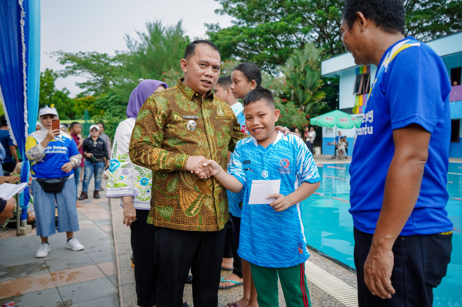 Bupati Labuhanbatu Hadiri Penutupan Kejuaraan Renang Antar Pelajar