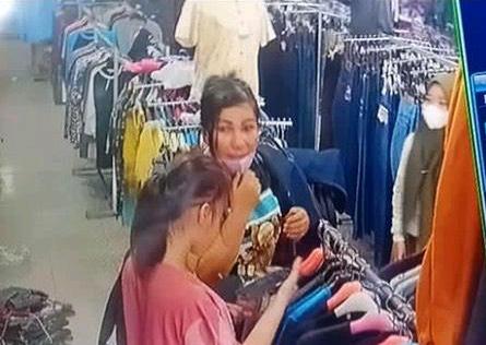 Waw,,Aksi Nekat Dua wanita muda Terekam CCTV Saat Curi Baju di Salah Satu Toko Baju