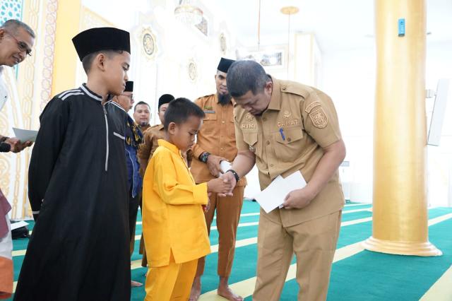 Penyerahan Santunan Kepada Anak Yatim di Masjid Besar Arafah Kecamatan Mandau
