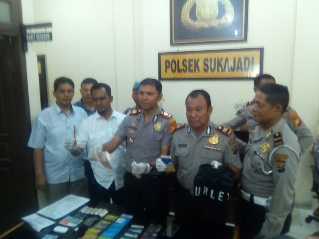 Polsek Sukajadi Pekanbaru adakan Press Release Penangkapan Pelaku Pengganjal Mesin ATM