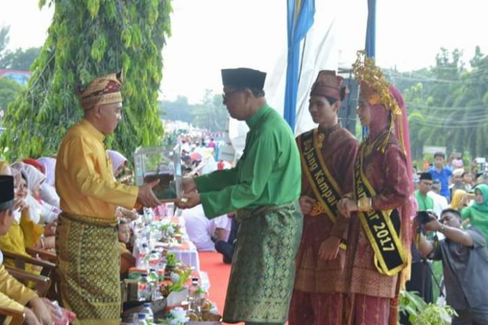 Azis Zaenal berikan Cendramata Kepada Gubri