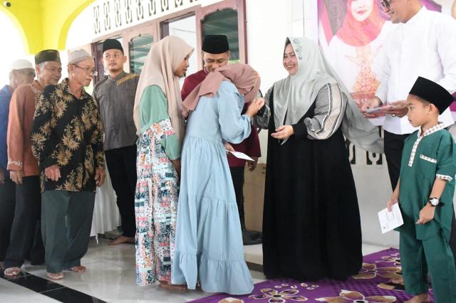 Bupati Kasmarni Buka Puasa di Masjid Al Ubudiyah, Warga Setempat Merasa Senang