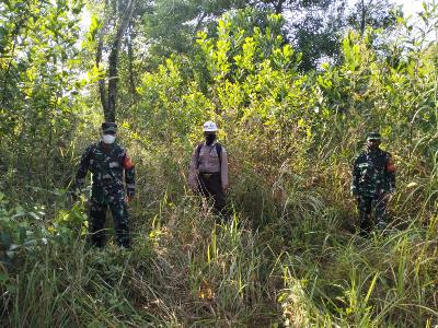 Babinsa Koramil 03/Mandau Lakukan Monitoring Karhutla Bersama Anggota Sequrity