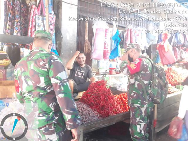 TNI Koramil/04 Mandau Himbau Pengunjung Pasar Sartika Agar Patuh Prokes C-19