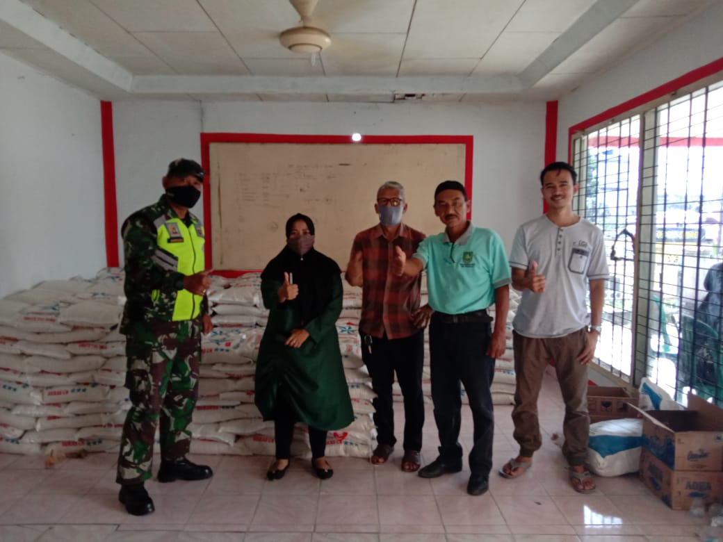 Koramil 04 Mandau Dampingi Kelurahan Air Jamban Bagi Semabako Murah