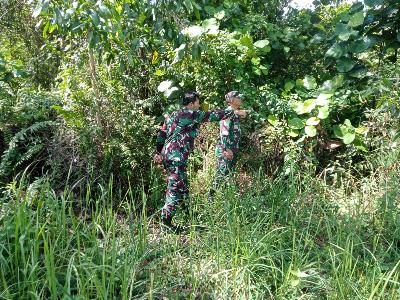 Cuaca Mendung Babinsa Mandau Tetap Laksanakan Penyisiran Wilayah Rawan Karhutla