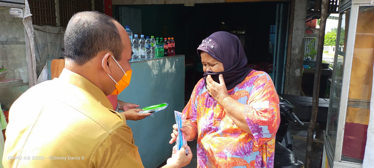 Bupati Labuhanbatu Bagikan Masker dan Sanitizer
