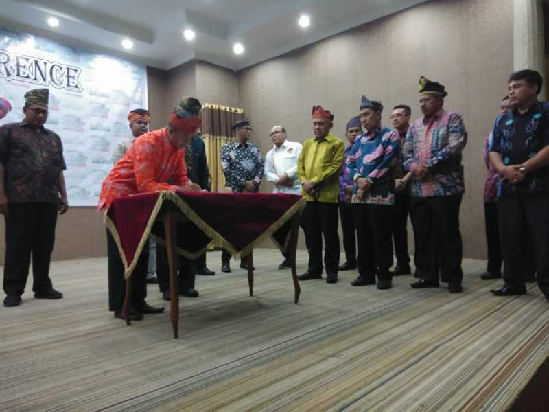 5 Kadis Pariwisata Kabupaten Kota se-Riau teken MoA Pariwisata di Siak