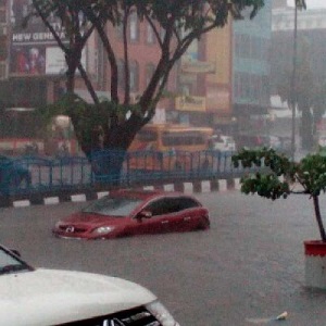 Hujan Lebat Selama 1 Jam, 'Sungai' Muncul di Jalan Jenderal Sudirman