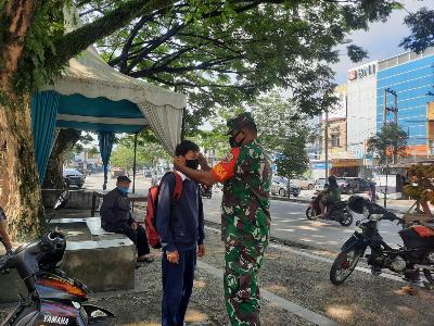 Koramil 03/Mandau Bagikan Masker Gratis di Seputaran Jalan Sudirman Depan Kantor Camat Mandau