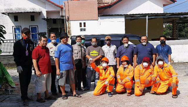 Tim Squad Corona Lazismu Bersama Satgas Kampung Siaga Covid-19 Sterilkan Virus