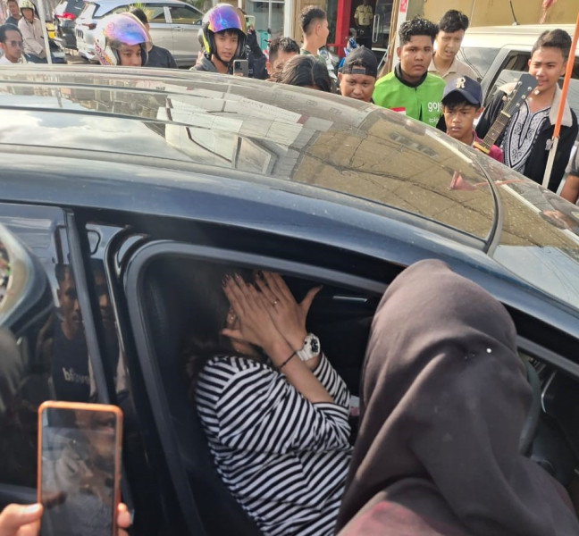 Perselingkuhan Antar Pegawai Imigrasi Digerebek Pasangan Sah Di Lampu Merah