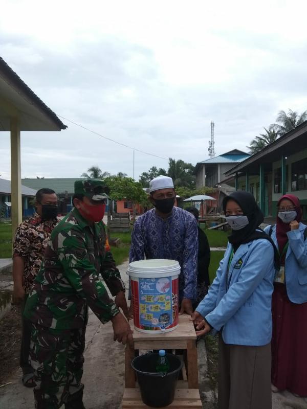 Menuju New Normal, Relawan Covid-19 UNRI Serahkan wadah cuci tangan sederhana