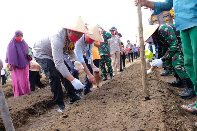 Tingkatkan Ekonomi dan Ketahanan Pangan, Polda Riau Gelar Bhakti Sosial