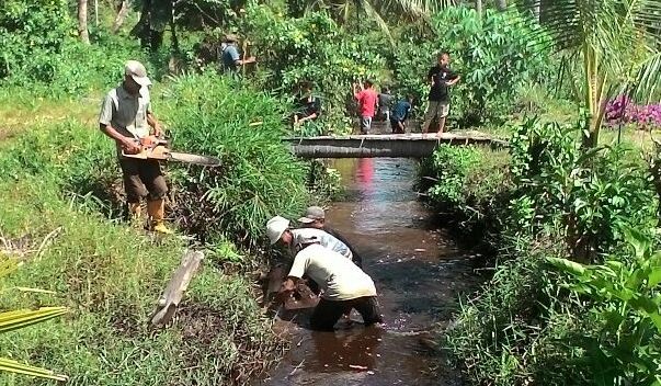 Warga Desa Alai Selatan Goro Bersihkan Parit