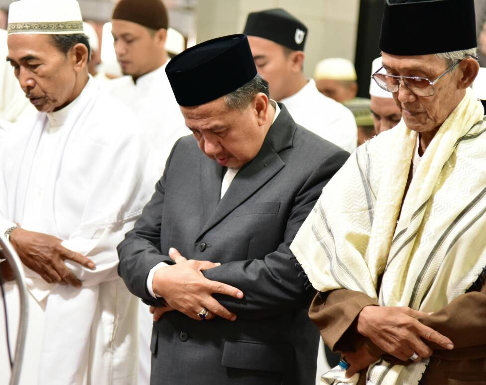 Wabup Inhil dan Keluarga Solat Idul Fitri di Masjid Agung Al-Huda
