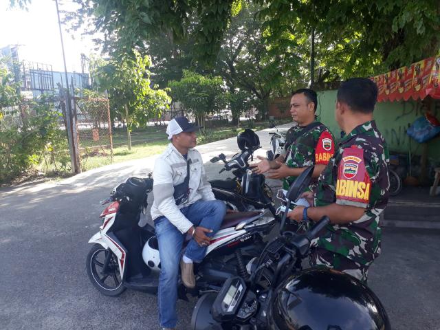 Babinsa Lakukan Penegakan Protokol Kesehatan di Jalan Sudirman