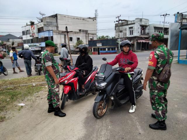 Tim Satgas TNI Koramil 03/Mandau Lakukan Penengakan Protkes dan Himbau Selalu Gunakan Masker
