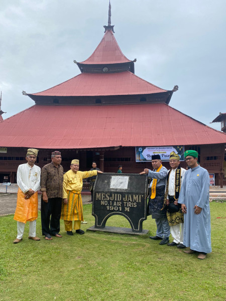 Tuanku SPDYM STBA  Anugrahkan Gelar Kehormatan YAM DATUK SERI RAMLE BIN MAT DALY Malaysia