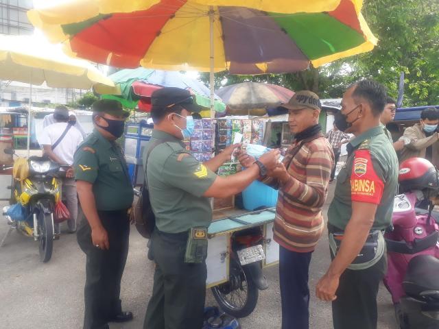 Babinsa Koramil 03/Mandau Sosialisasi Ketentuan Pemakaian Masker