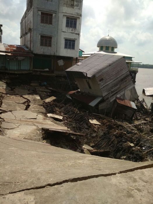 Tanah Merah Longsor Lagi, Jalan Beton Sepanjang 70 Meter dan 3 Unit Gudang Ambruk