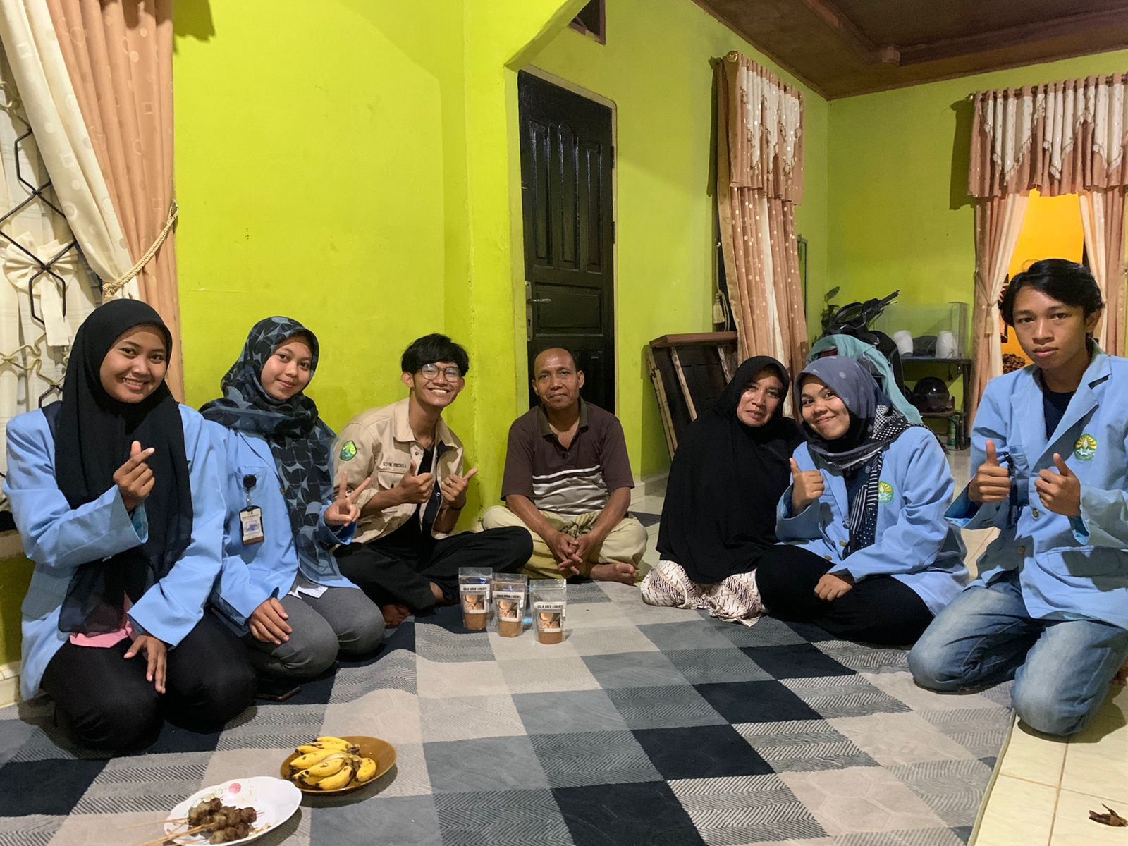 GULA SEMUT HASIL OLAHAN NIRA AREN OLEH MAHASISWA KUKERTA UNRI DI DESA LUBUK BENDAHARA TIMUR